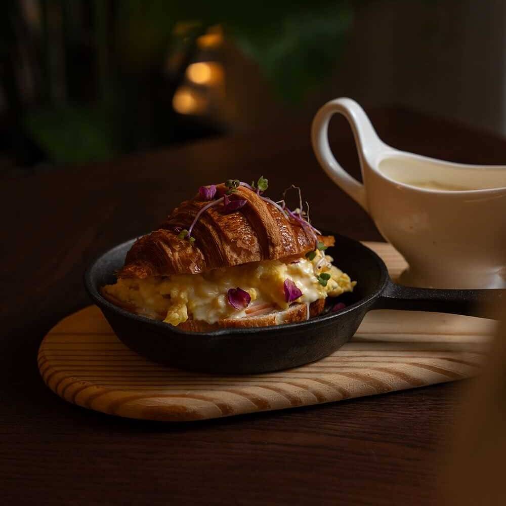 Stuffed scramble egg with cream